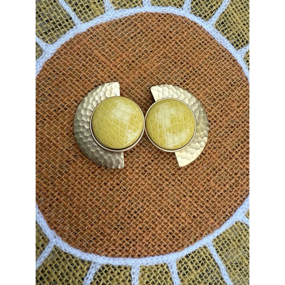 Vtg  Clip On Earrings Faux‎ Yellow Leather And Hammered Gold Modern Art Shape